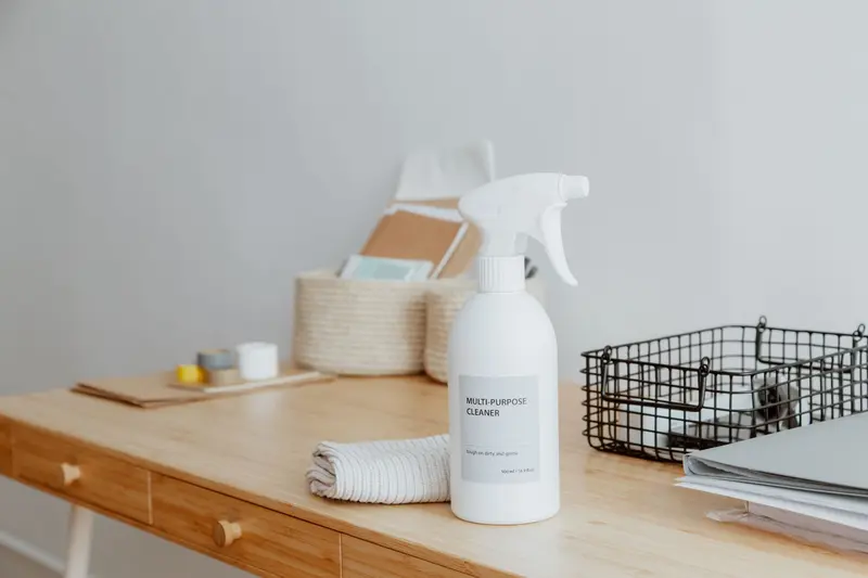 Opgeruimd bureau met schoonmaakspray